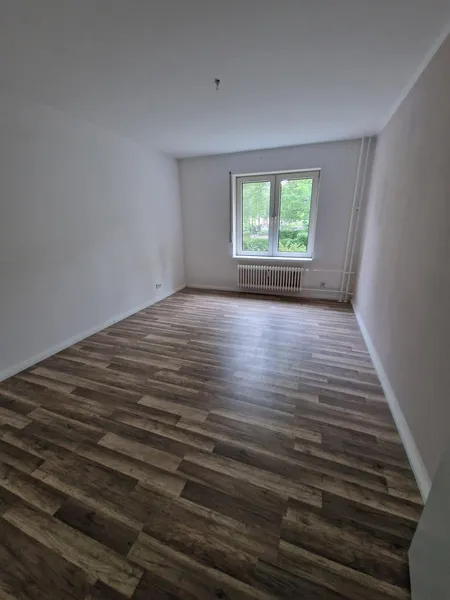 3-Zimmer-Erdgeschosswohnung mit Balkon im Laehr’schen Jagdweg — photo 1